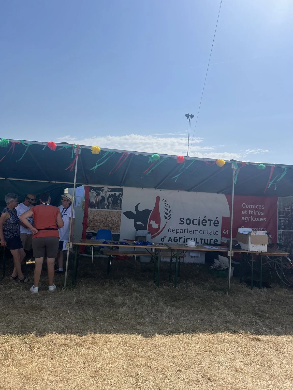 Échanges sur un stand agricole dans le Loir-et-Cher
