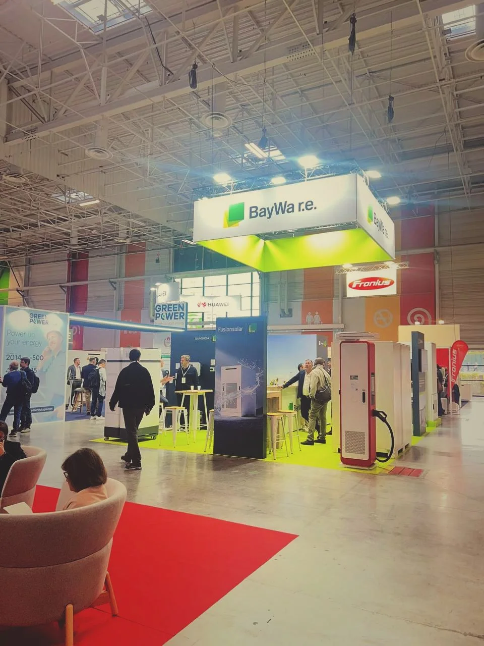 Vue des stands et des visiteurs de Solar & Storage Live Paris