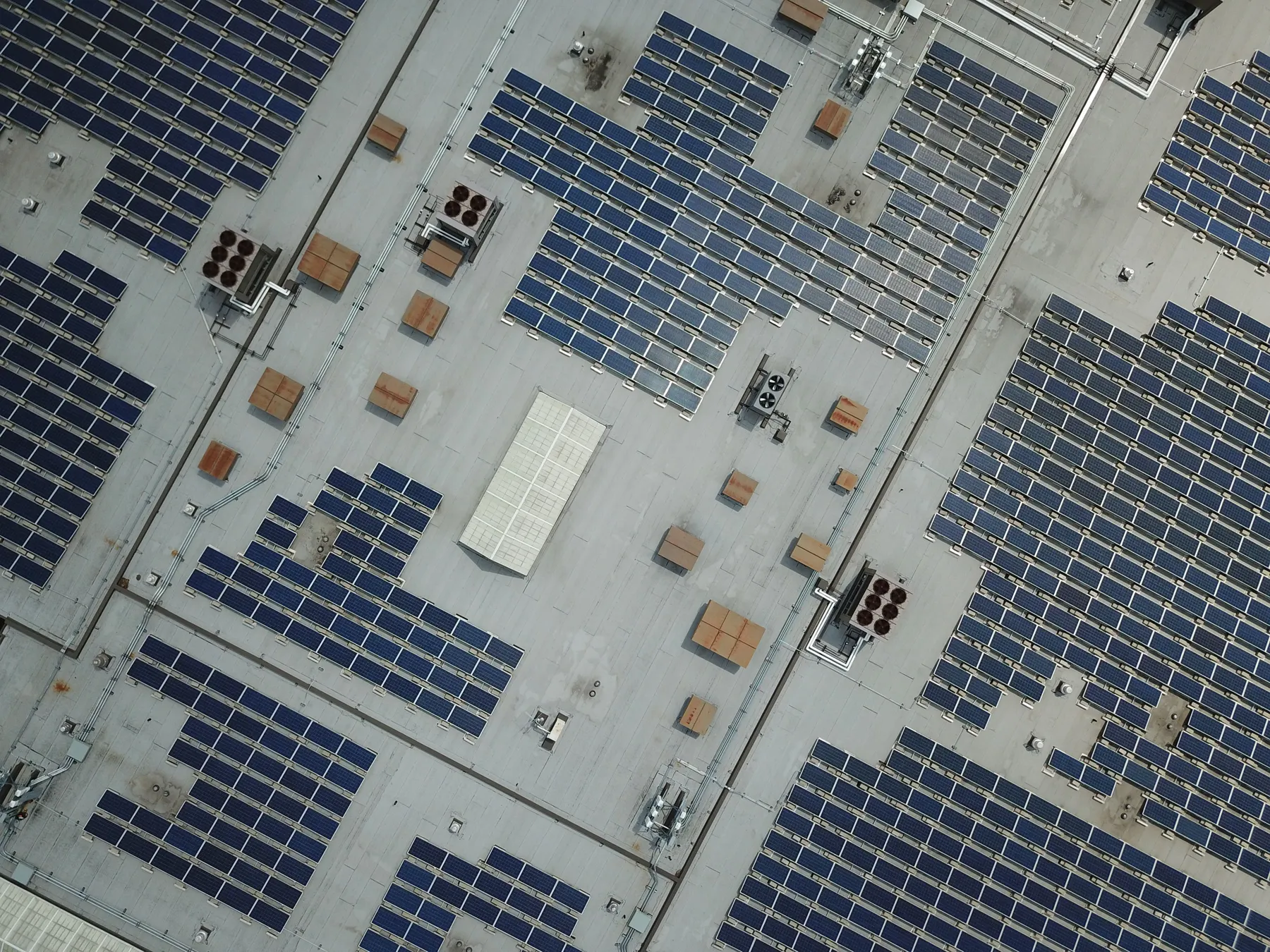 Vue aérienne d’une toiture photovoltaïque industrielle