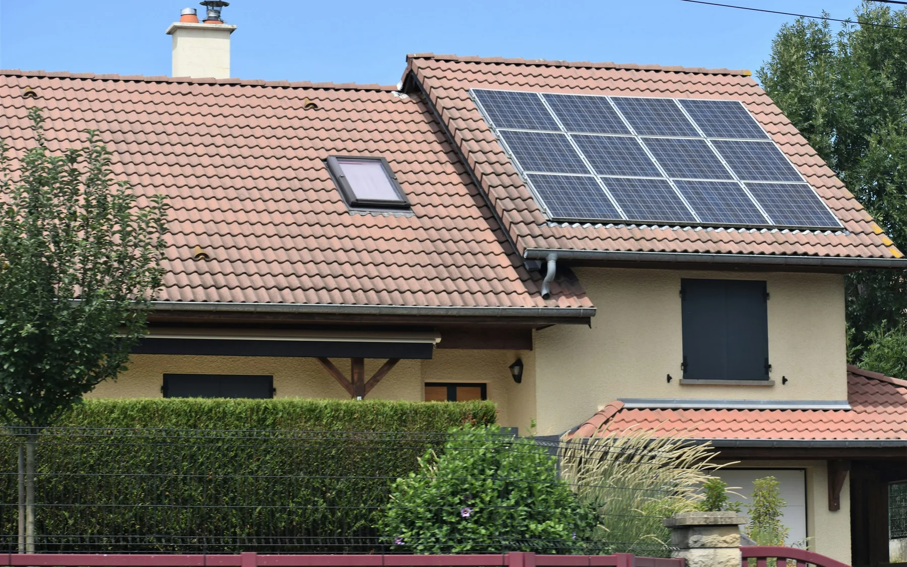 Maison équipée de panneaux photovoltaïques